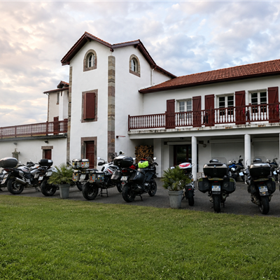 Motorcycle stopover in the Basque Country – Hotel MENDY in Saint-Jean-le-Vieux, near Saint-Jean-Pied-de-Port - Hotel Mendy, hotel à St jean Pied de Port