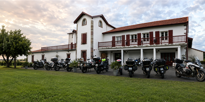 Motorcycle stopover in the Basque Country – Hotel MENDY in Saint-Jean-le-Vieux, near Saint-Jean-Pied-de-Port - Hotel Mendy, hotel à St jean Pied de Port