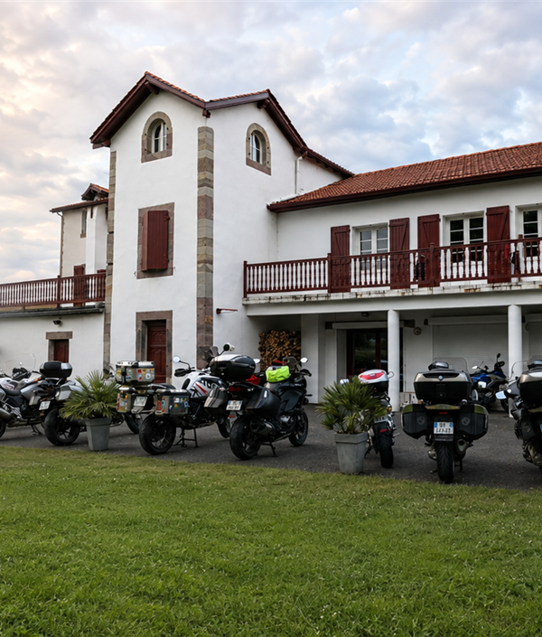 Motorcycle stopover in the Basque Country – Hotel MENDY in Saint-Jean-le-Vieux, near Saint-Jean-Pied-de-Port - Hotel Mendy, hotel à St jean Pied de Port